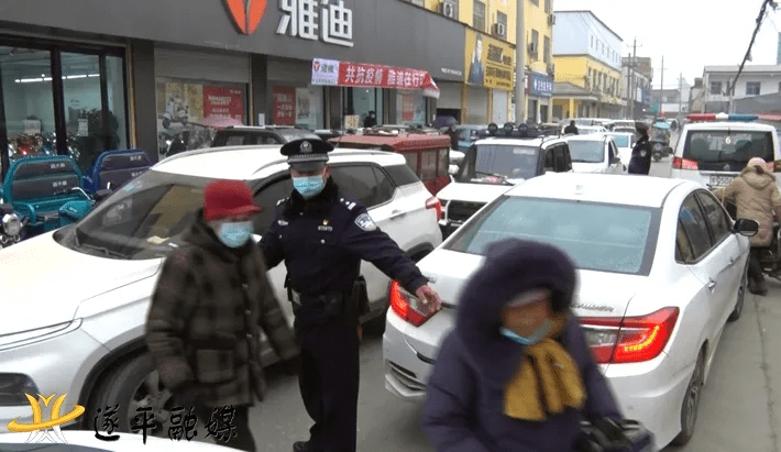 民警被查前車托在門口排隊(duì)送錢