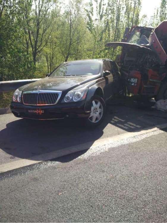 貨車怕追尾前方邁巴赫緊急變道撞車