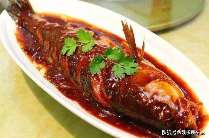 財(cái)神魚死亡 男子起鍋燒油含淚吃下