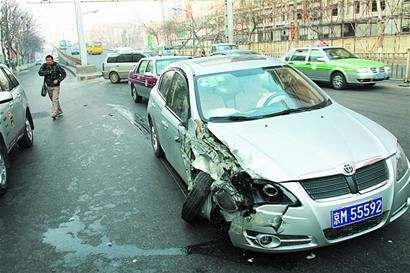 武漢居民駕車撞上野豬：汽車發(fā)生平移