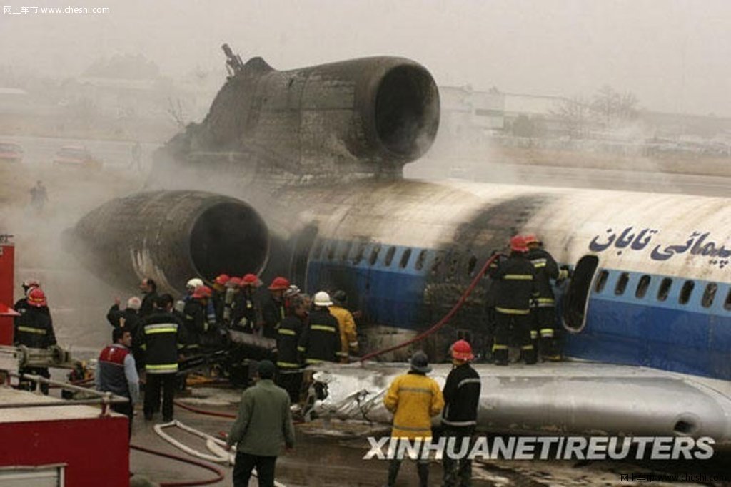 美消防飛機在火場與無人機相撞