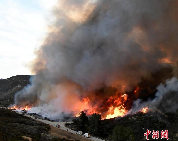 警方在洛杉磯山火地區(qū)實施宵禁