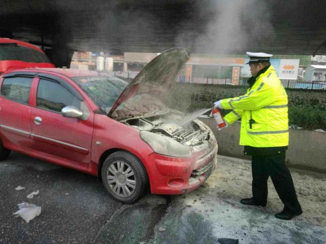 新澳門六開資料查詢,小車自燃長沙交警及時救下司機(jī)