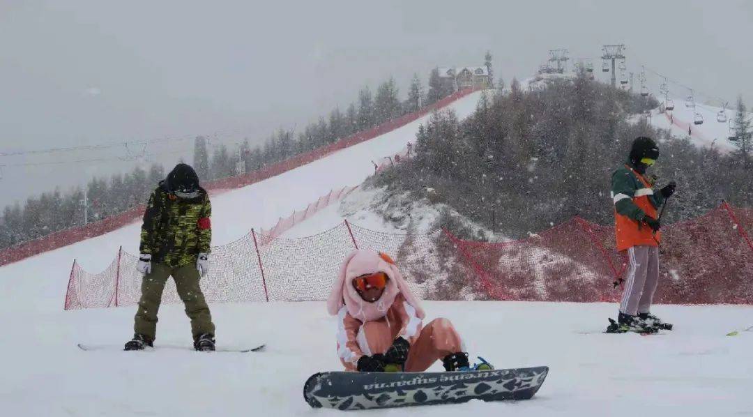 澳門平特一肖網(wǎng)站王中王,女生滑雪撿到外國友人手機 想方歸還