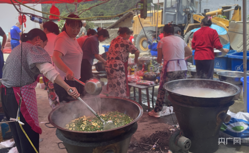 六圖庫大全圖,村民自發(fā)前來為救援隊義務做飯