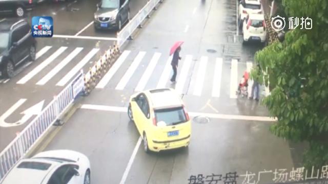 澳門47117免費資料香港,男子當著交警面走應(yīng)急車道被處罰